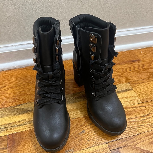 MIA black combat heel boots with laces - Picture 2 of 5